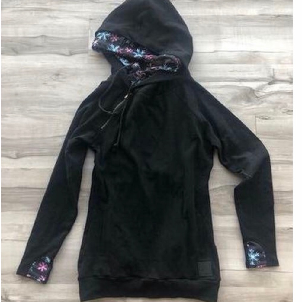 Ampersand Avenue Black Snowflake Doublehood